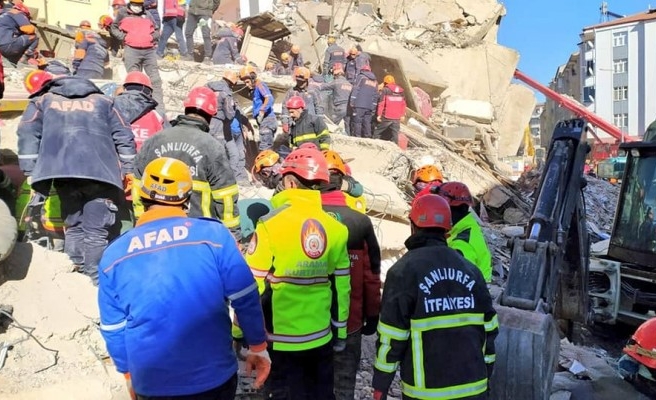 Elazığ’da fedakarlık yapan itfaiyecilere plaket