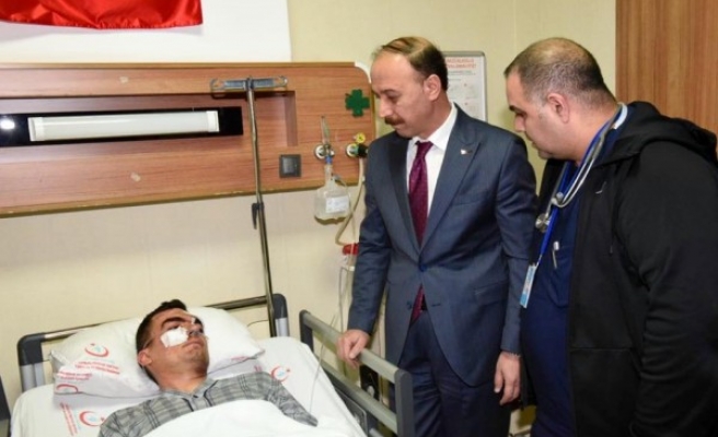 Vali Erin'den yaralı askere ziyaret!