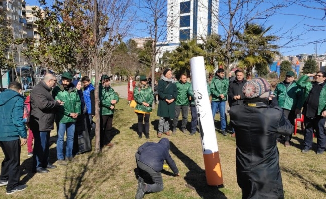 Şanlıurfa'da sigara maketini taşladılar