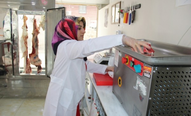 Urfalı Nazlı Kurt, aldığı destekle kasap dükkanı açtı