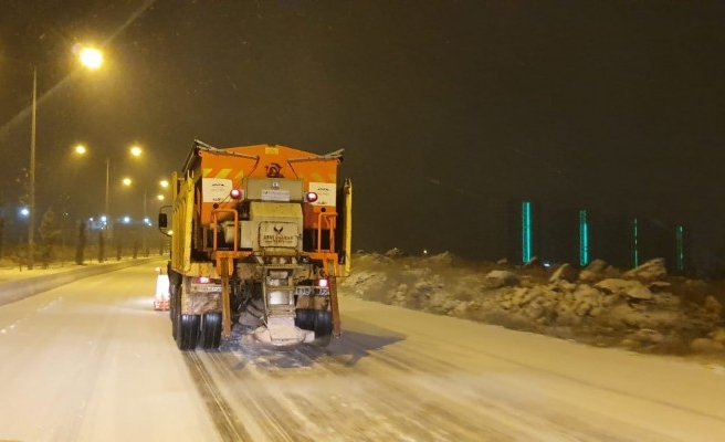 Karda ulaşım sorununa karşı Büyükşehir sahada