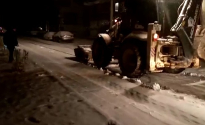 Viranşehir'de ekipler kar nöbeti tuttu