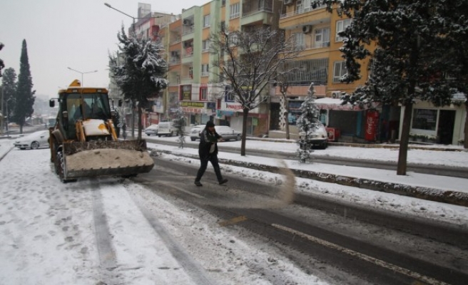 Büyükşehirin kar mesaisi sürüyor