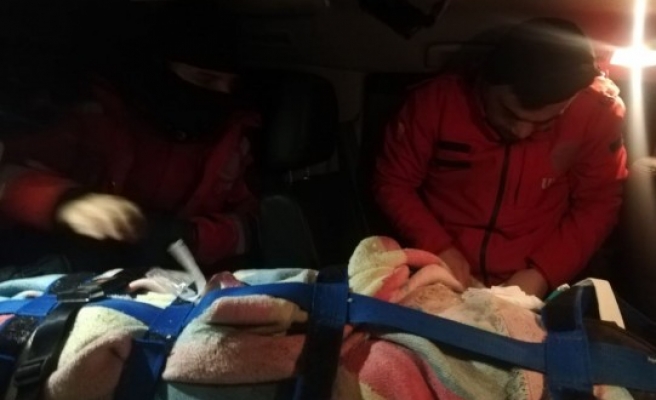 Köyde mahsur kalan vatandaşın imdadına yetiştiler