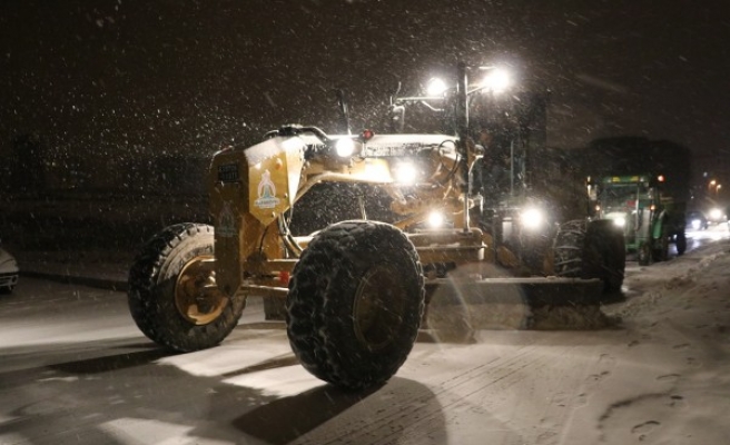 Karaköprü Belediyesi ekipleri karla mücadele için sahada