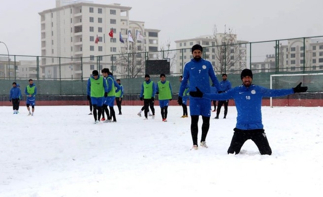 Karaköprü Belediyespor, kar yağışı altında hazırlıklarını sürdürüyor