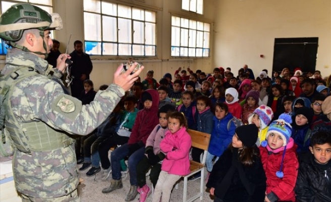 Mehmetçikten savaşın çocuklarına 