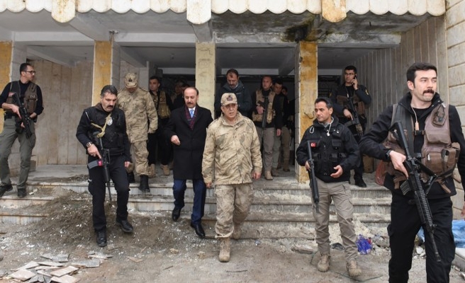 Vali Erin, sınırın öte tarafında incelemelerde bulundu