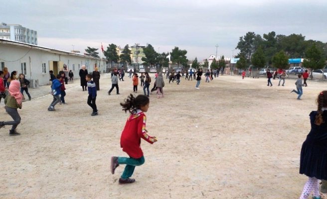 Akçakale'de okulun bahçesine parke taşı döşendi