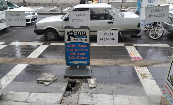Vatandaşlar, çöken kaldırım için tepki gösterdi