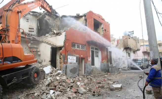 Urfa'da metruk yapılar yıkılıyor