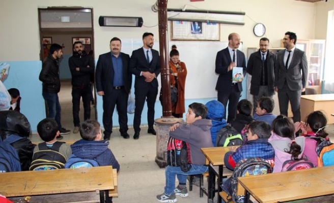 Dicle Elektrik, çocuklara kitap dağıttı