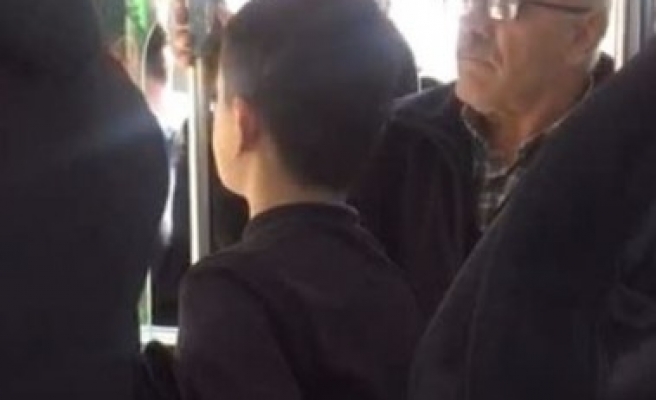 Urfa'da küçük çocuğu zorla otobüsten indirdi