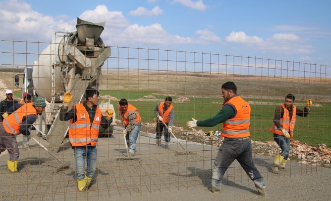 Şanlıurfa'da kırsal yollara beton dökülüyor