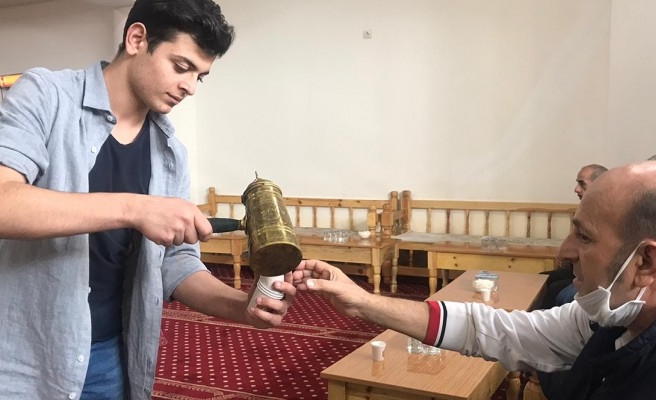 Şanlıurfa'da 'mırra' tek kullanımlık bardaklarda ikram ediliyor