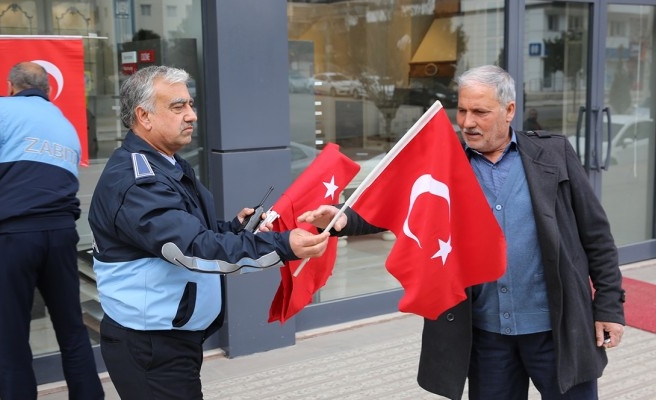 Karaköprü'de esnaf ve vatandaşa bayrak dağıtıldı