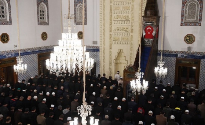 Tüm camilerde Fetih Suresi okundu