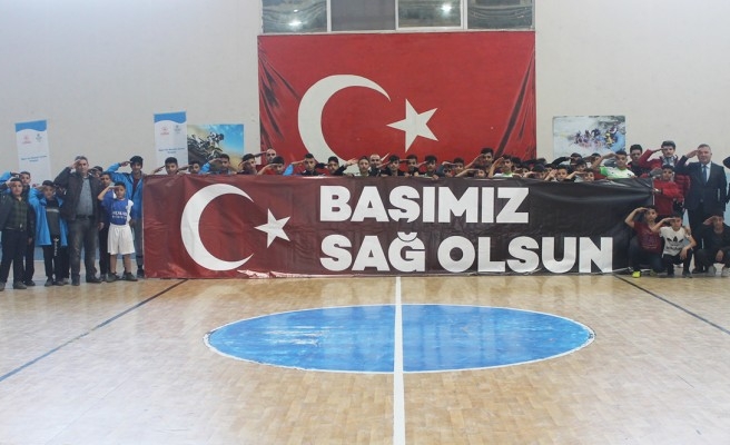 Akçakale’de İdlib şehitleri için pankart açıldı