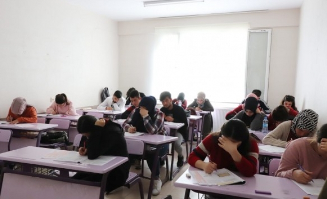 Ücretsiz kurslarla gençler üniversiteye hazırlanıyor