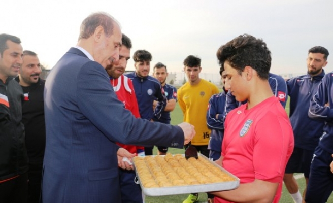 Yalçınkaya'dan futbolculara moral ziyareti