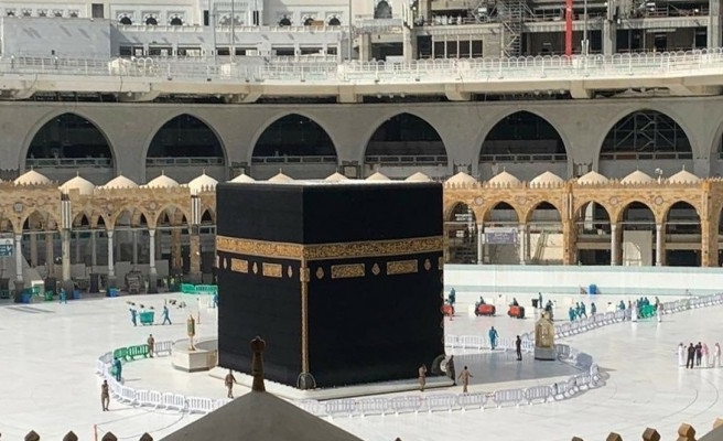 Koronavirüs nedeniyle Kabe'ye girişler kapatıldı