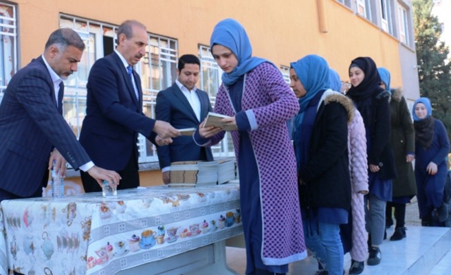 Akçakale’de öğrencilere kitap dağıtıldı