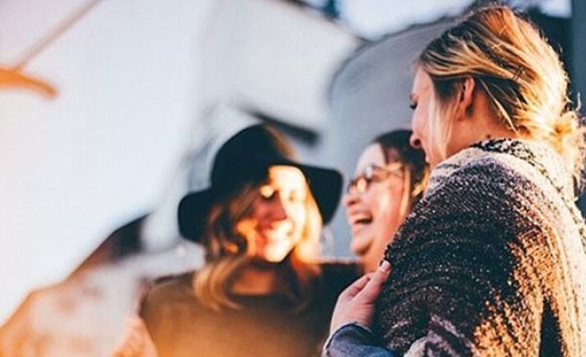 Açıklandı: Kadınlar erkeklerden daha mutlu