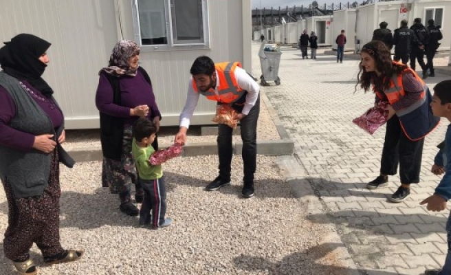 Şanlıurfalı gençler, Elazığ’da depremzedelere destek oldu