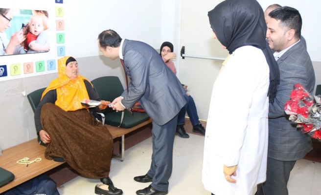 Sağlık Müdürü Erkuş, kadınlara karanfil dağıttı