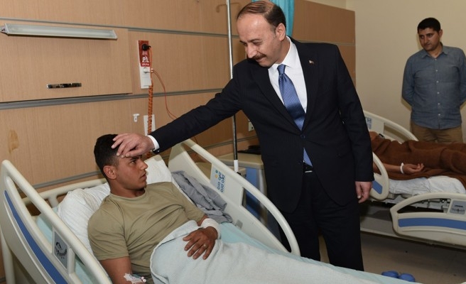 Vali Erin, Akçakale’deki yaralı askerleri ziyaret etti