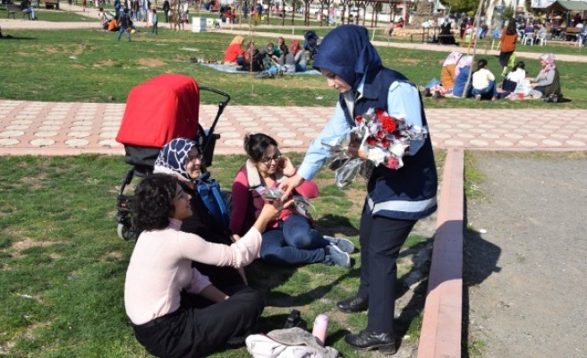 Viranşehir’de kadınlara karanfil dağıtıldı