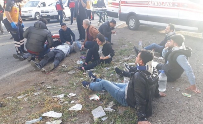 Urfa'da işçi servisi ile minibüs çarpıştı: 18 yaralı