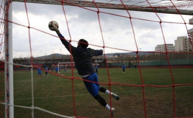 Karaköprülü yönetimden futbolculara çağrı: Oynamaktan korkmayın