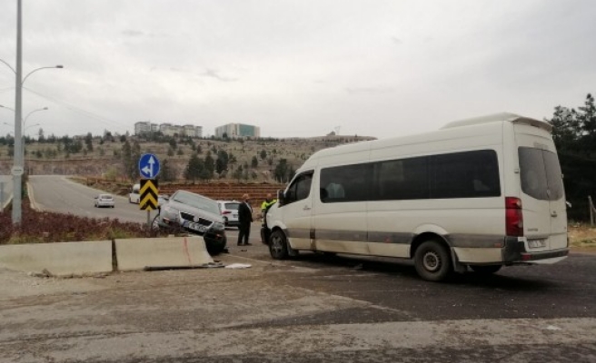 Urfa'da işçi servisi ile otomobil çarpıştı