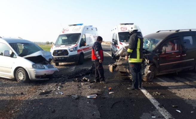 Urfa'da araçlar kafa kafaya çarpıştı: Yaralılar var