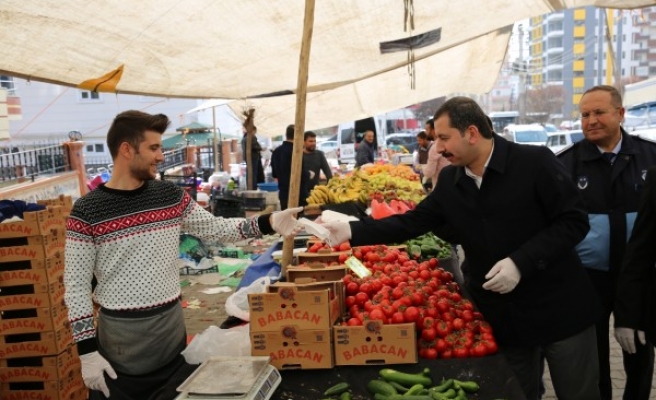 Karaköprü'de esnafa eldiven ve maske dağıtıldı