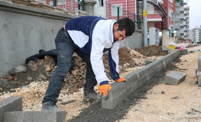 Karaköprü'de yeni açılan yollar döşeniyor