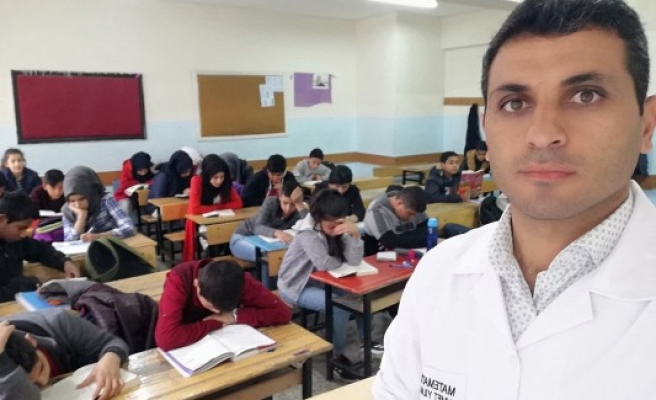 Urfalı öğretmen elini taşın altına koydu