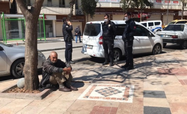 Urfa'da yasağa rağmen yaşlılar dışarı çıktı