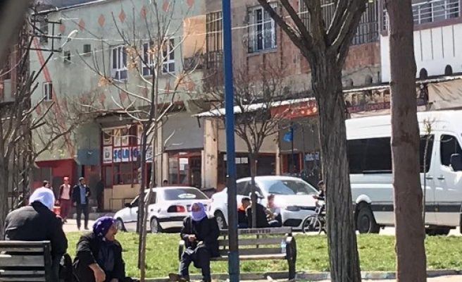 Eyyübiye'de banklar sökülmeyince, yaşlılar da parklara akın etti