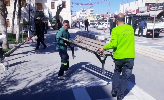 Viranşehir'de parklardaki banklar kaldırıldı