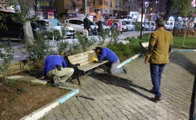 Haliliye’de banklar kaldırıldı, halılar toplandı