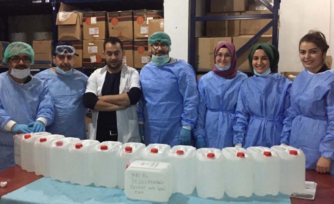 Urfa'daki eczacılar el dezenfektanı üretti