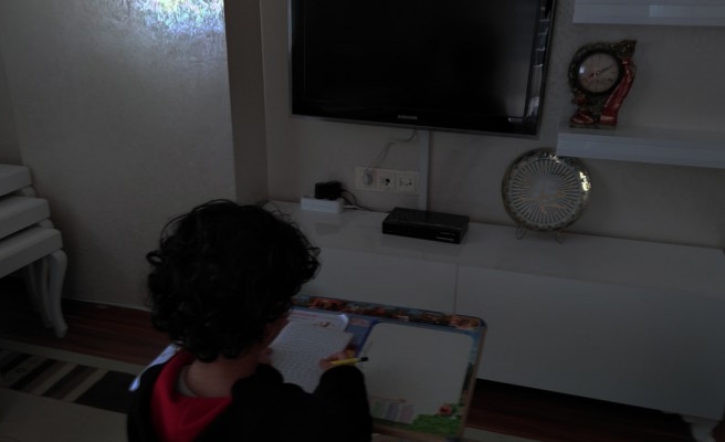 Elektrik kesintileri nedeniyle uzaktan eğitim yarıda kalıyor