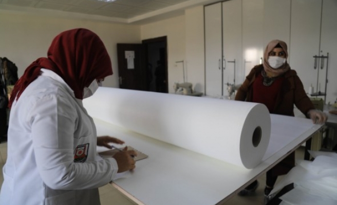 Şanlıurfalı kadınlar, günde 5 bin maske üretiyor