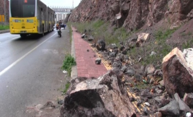Şanlıurfa'da yola düşen kayalar kazalara davetiye çıkarıyor