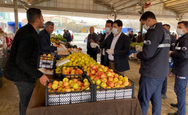 Eyyübiye'deki pazarda korona tedbiri: Maske ve eldiven dağıtıldı