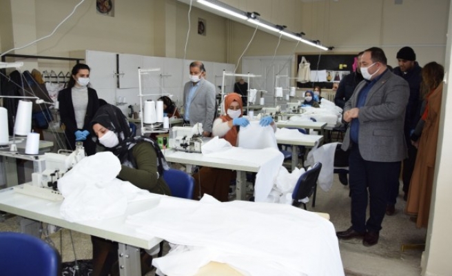 Urfa'da maske ve tulum üretiliyor... Ekinci ziyaret etti