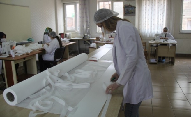 Urfa'da gönüllü usta öğreticiler maske üretiyor