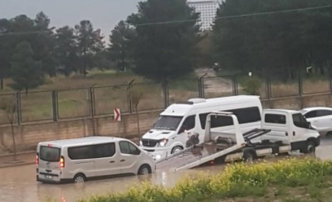 Urfa'da araçlar da mahsur kaldı!